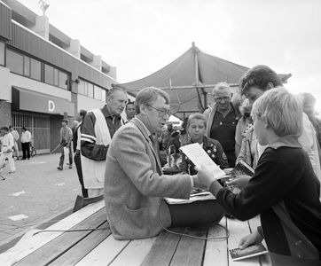 885050 Portret van de sportverslaggever Theo Koomen (1929-1984) tijdens de open dag bij het nieuwe Stadion Galgenwaard ...